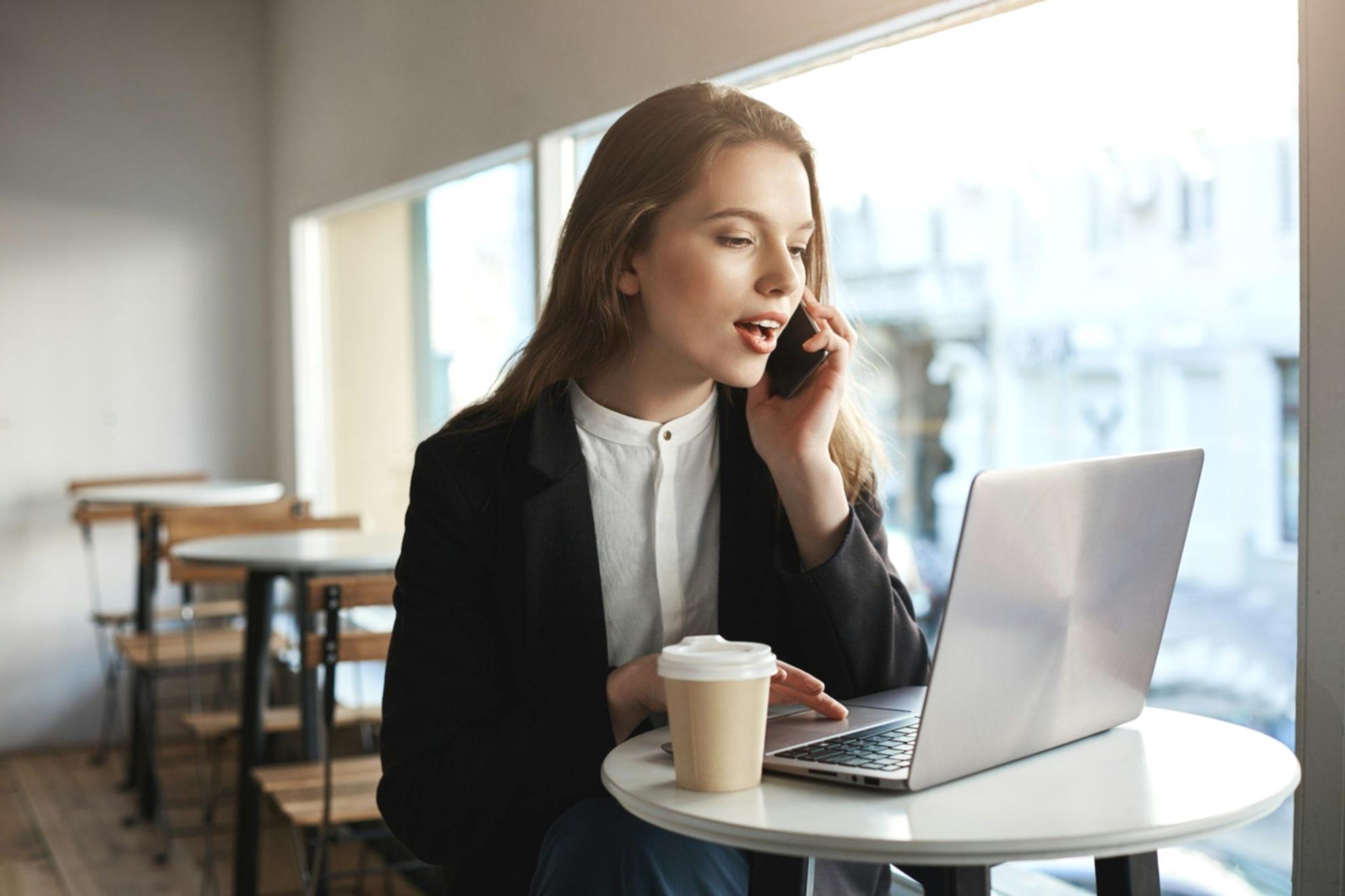 Arbetsmiljö där affärsstrategier utvecklas och diskuteras mellan team